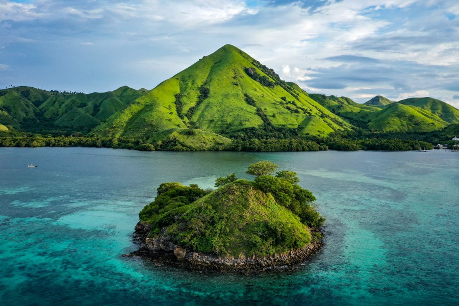 Pulau Kelor Island Drone Labuan Bajo Komodo Park